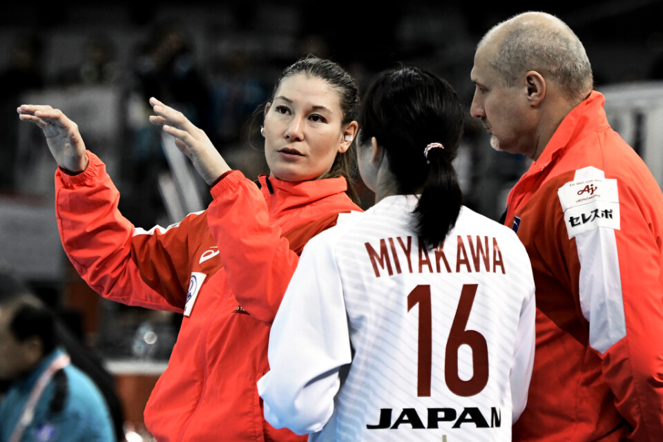 Japans norsk-japanska målvakt Sakura Kametani (till vänster) diskuterar taktik med andremålvakten Yumi Miyakawa och landets danske förbundskapten Ulrik Kirkely.