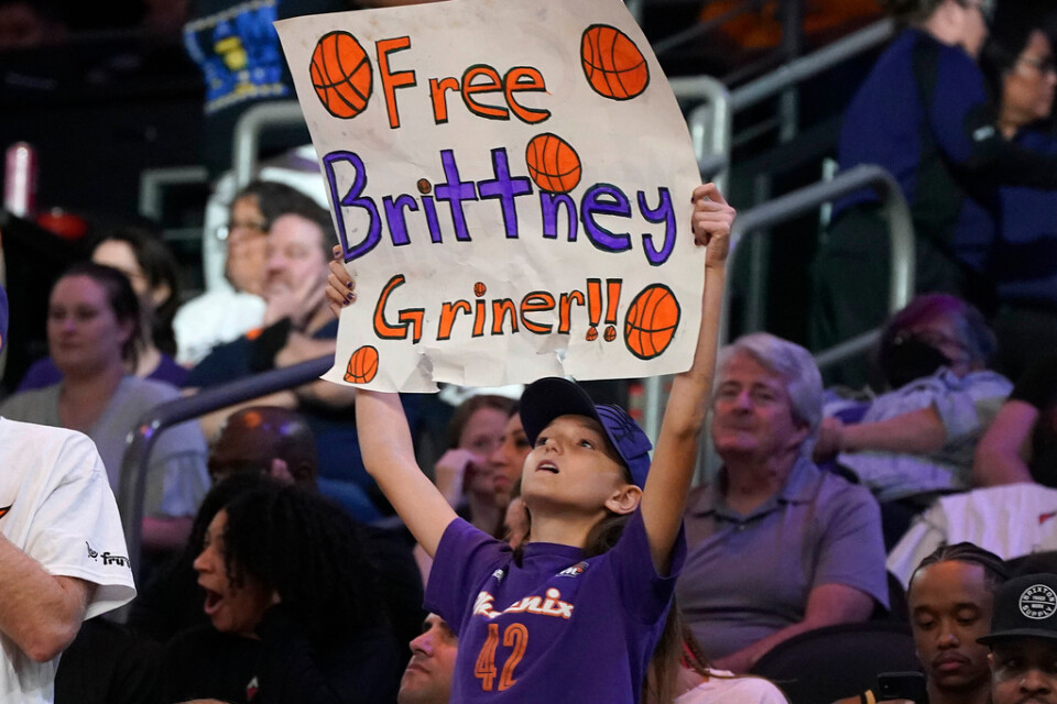 En Phoenix-supporter stöttar Brittney Griner under en WNBA-match i maj. Arkivbild.