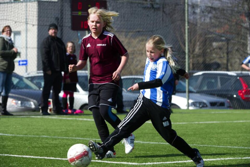 Mot mål. IFK Karlshamns Maja Beike är heltänd och här skjuter hon 1-0 i matchen mot Ovesholm. Men segern är inte viktigast - det är gemenskapen och kompisarna.