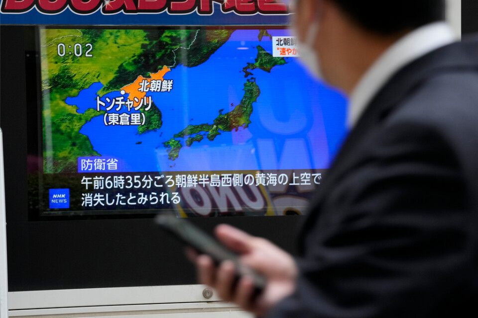 Den nordkoreanska satellit som under våren kraschade i havet väster om Koreahalvön hade inte kunnat användas i militärt syfte, enligt sydkoreanska myndigheter. Arkivbild från japansk tv.