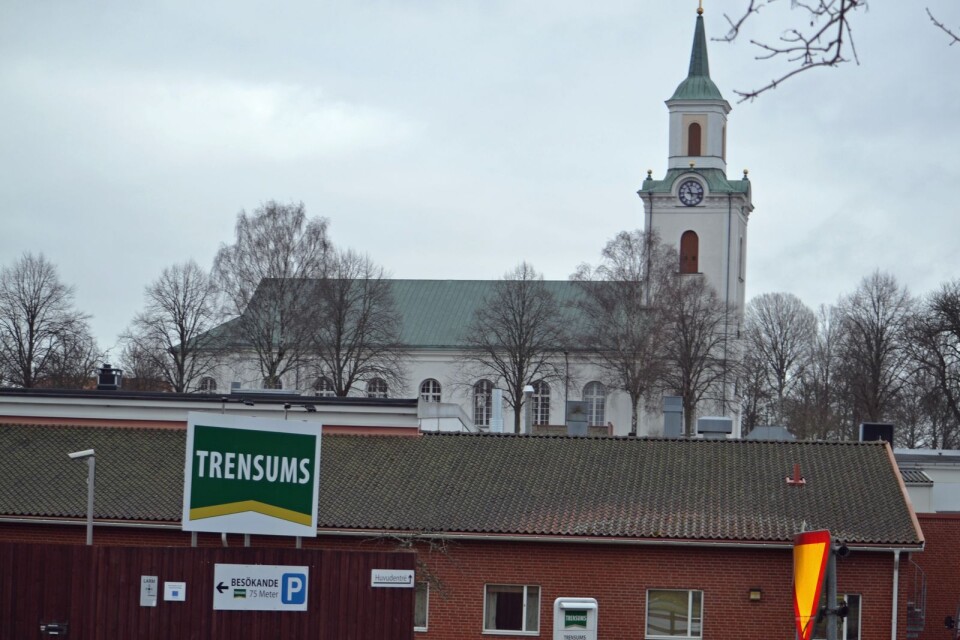 Kyrkan och kärnverksamheten mitt i byn. Trensums – en av kommunens största arbetsgivare.