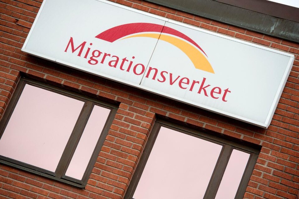 En anställd vid ett asylboende i Småland har avskedats efter att ha varit inblandad i slagsmål med en asylsökande, rapporterar lokala medier. I en anmälan till Migrationsverkets personalansvarsnämnd anklagas den anställde också för att ha gjort ett stor