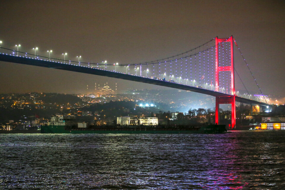 Det ryska oljefartyget VF Tanker 9 smyger fram under 15 juli-martyrernas bro i Istanbul, Turkiet. Bild från slutet av förra året.