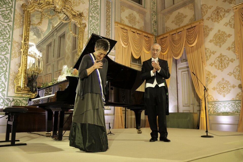 Pianisten Maria João Pires bugar efter att ha tagit emot en utmärkelse av den portugisiske presidenten Marcelo Rebelo de Sousa. Den 5 februari inviger hon Berwaldhallens nya Steinwayflygel. Arkivbild.
