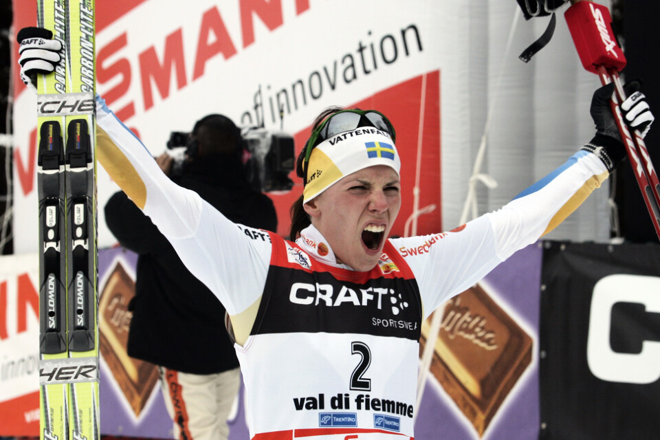 Charlotte Kalla jublar efter att ha säkrat Tour de Ski-segern 2008. Arkivbild.