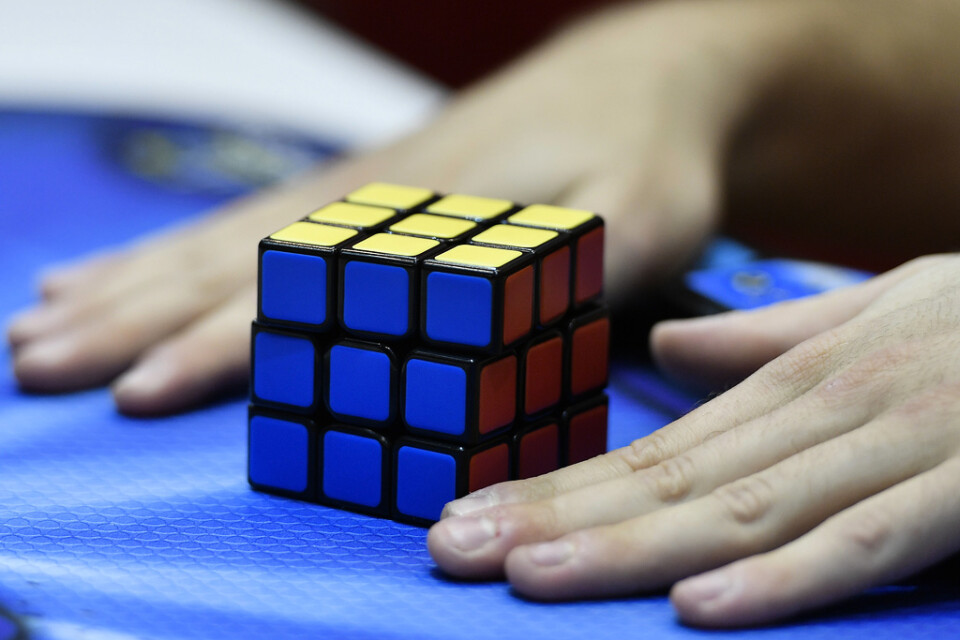 Så ska Rubiks kub se ut när pusslet är löst och varje sida har en färg. Arkivbild.