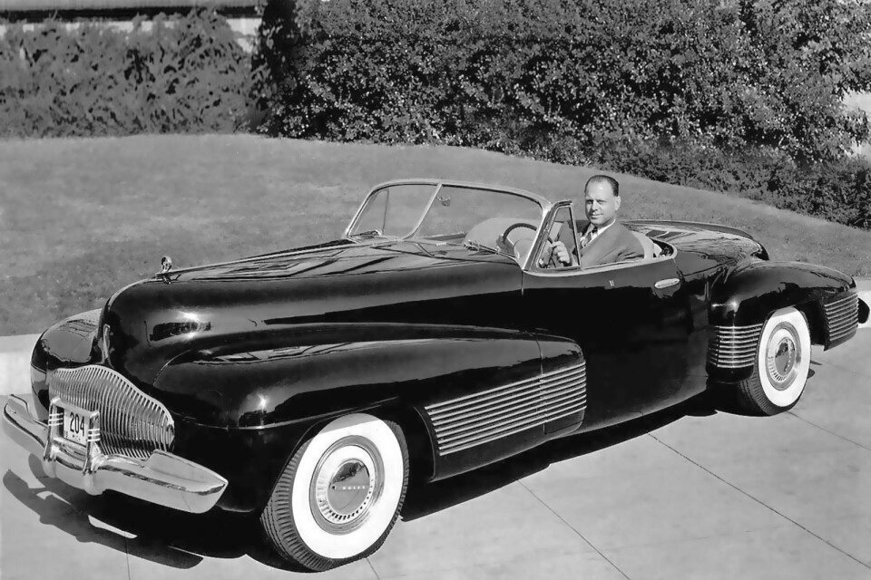 Året är 1939 och konceptbilen Buick Y-Job har ett år på nacken. Bakom ratten sitter Harley Earl.
