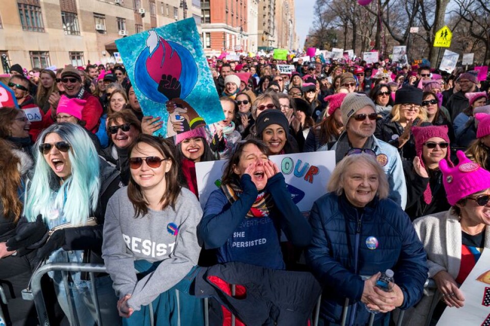 Människor samlas i Central Park i New York för att demonstrerar mot president Trump. Liknande kvinnomarscher planeras runt om i världen i helgen.
