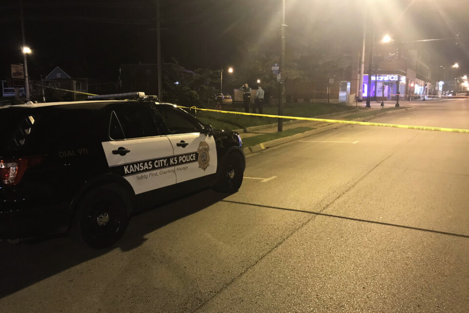 Polisavspärrning i Kansas City efter dödsskjutningen i en bar som dödade fyra och skadade fem.