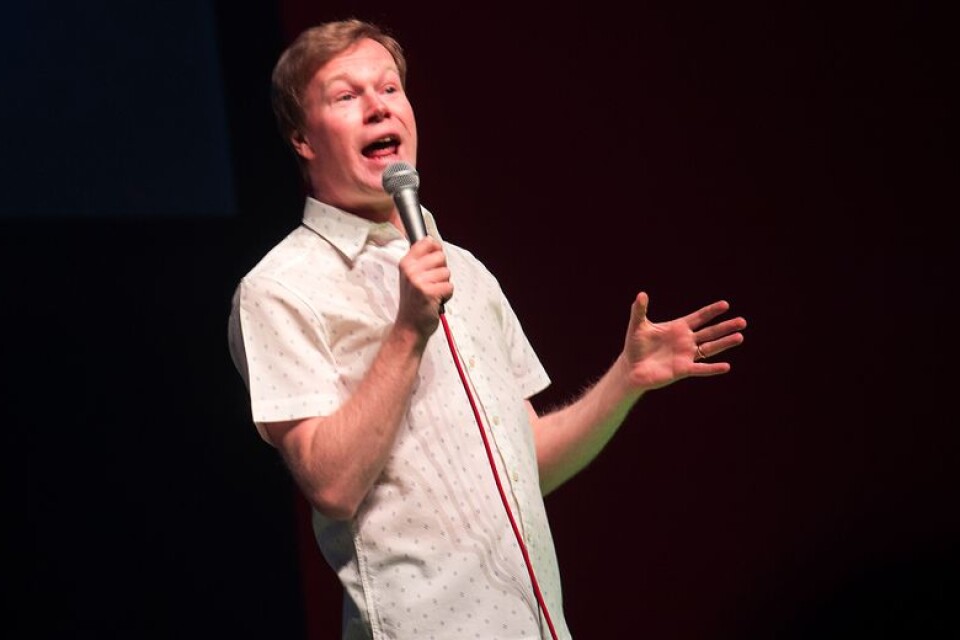 Komikern Johan Glans intar scenen den 2 juli.