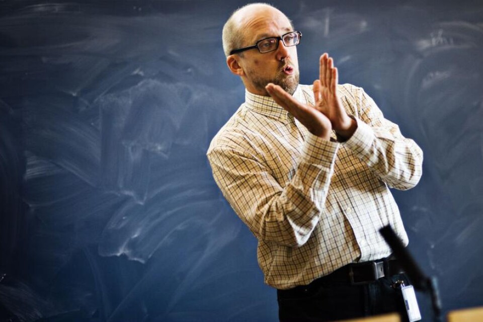 Per-Anders Svensson, lektor i matematik, undervisar gymnasieeleverna.