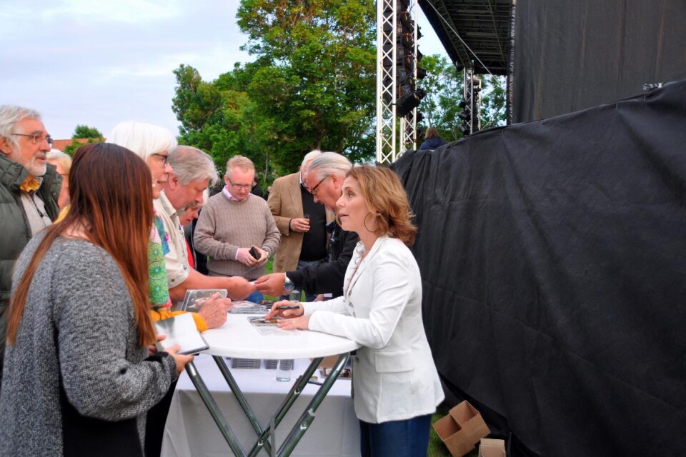 Efter konserten träffade Helen fansen, som kunde få en pratstund och en signerad skiva. Foto: Kenth Jönsson