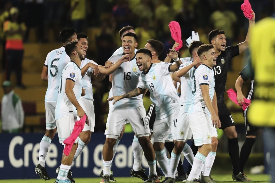 De argentinska spelarna firar OS-platsen efter 2–1-segern mot Colombia.