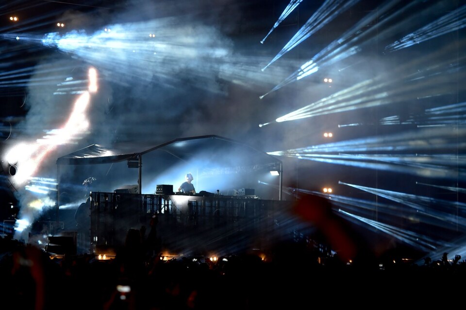 Ljusshower lyser upp scenen när Avicii gör sin sista spelning i Sverige på Tallriken i Pildammsparken.