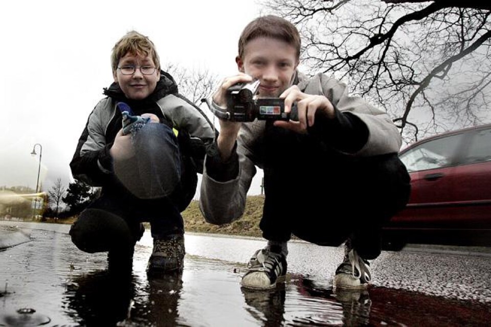 Michael Johansson och Edvin Dahlberg är färdiga att ge sig ut och göra en film i tävlingen Herrljunga filmmaraton.