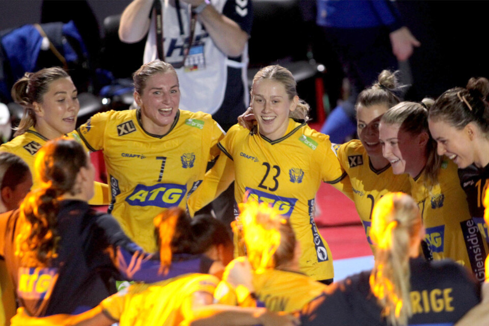 Sveriges spelare jublar efter segern mot Serbien.