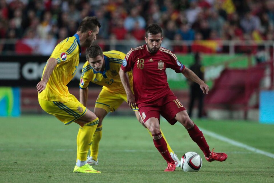 Jordi Alba lämnar Spanien - och åker hem till Barcelona. Vänsterbacken ska undersökas av \"Barças\" klubbläkare efter lårskadan han ådrog sig i Spaniens 1-0-seger över Ukraina i EM-kvalet. - Våra läkare har varit i kontakt med Barcelonas läkare. Han komm