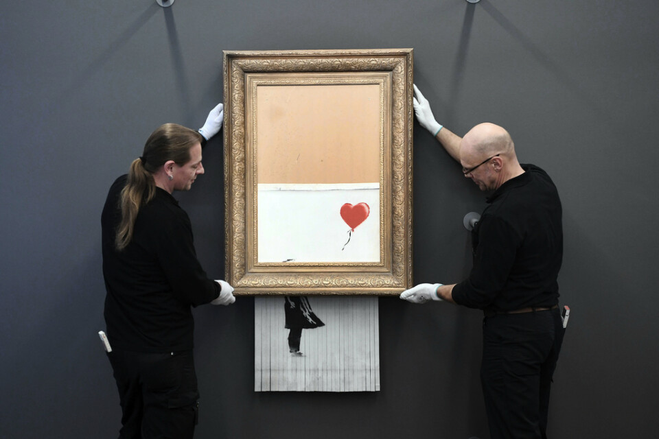Banksy lovar visa hur han lyckades förstöra målningen "Flicka med ballong" under en auktion 2018.