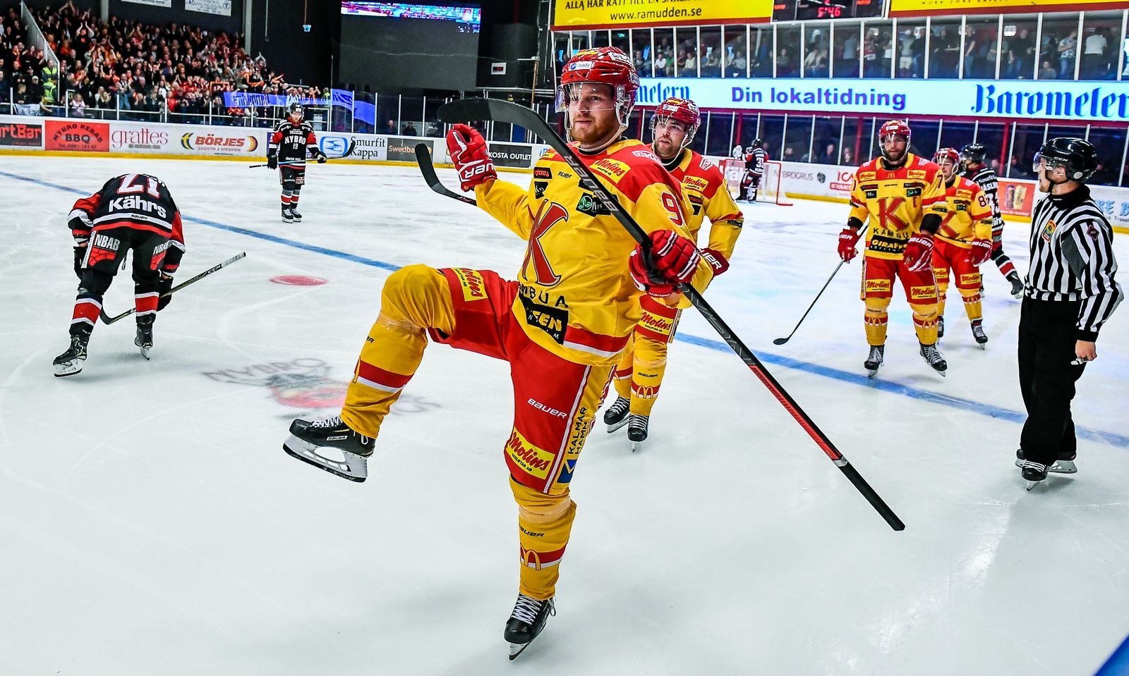 20180915 NYBRO. Nybro Vikings förlorade premiären i Hockeyettan mot Kalmar HC med 2-5.
Nr 90 i Kalmar blev matchvinnare med två mål. Här jublar han efter 2-3 målet.
Foto:SUVAD MRKONJIC
Code10042