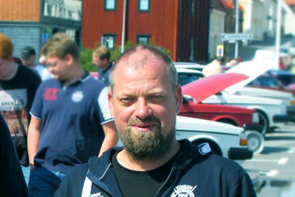 Lasse Johansson välkomnar besökare till Östra Piren.