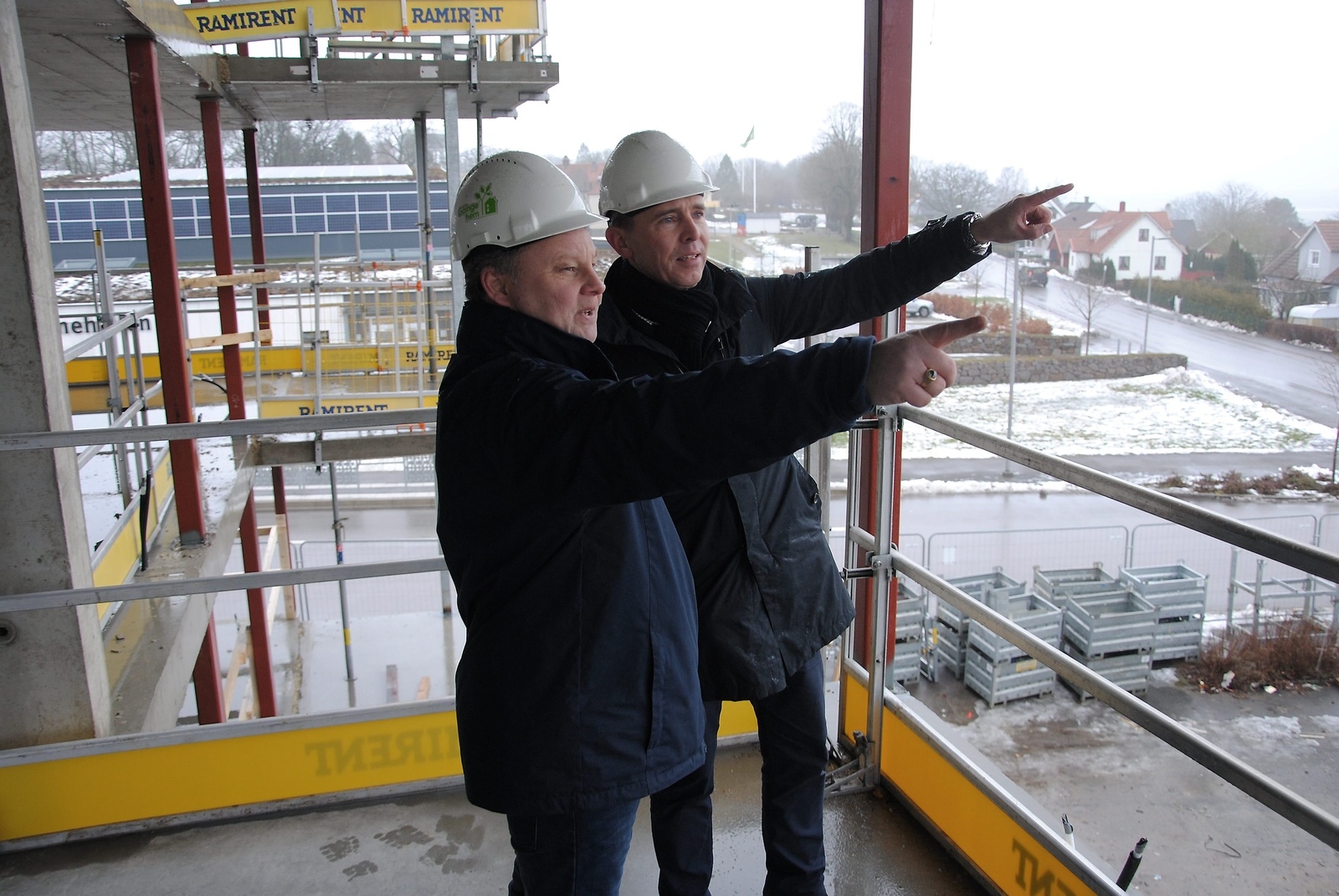 Kent Göstasson, projektledare, och Magnus Nilsson (KD), ordförande i styrelsen, synar utsikten från det nya höghuset i Knislinge.