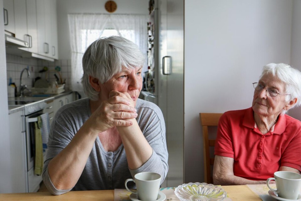 Grazyna Svensson och Solvig Lundberg är två av de hyresgäster som upprörs över Postnords agerande. Foto: Torun Börtz