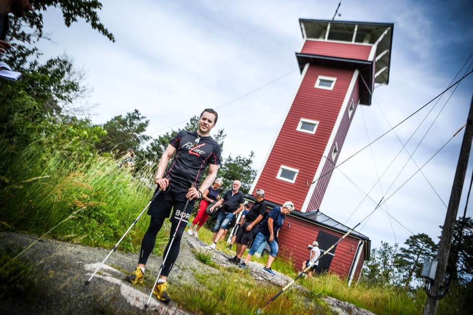 Daniel Åkerman gör ett kort stopp vid tornet på toppen av Fjälkinge backe. För att nå sitt mål får det inte ta längre tid än en kvart att gå upp och ner för backen varje gång.