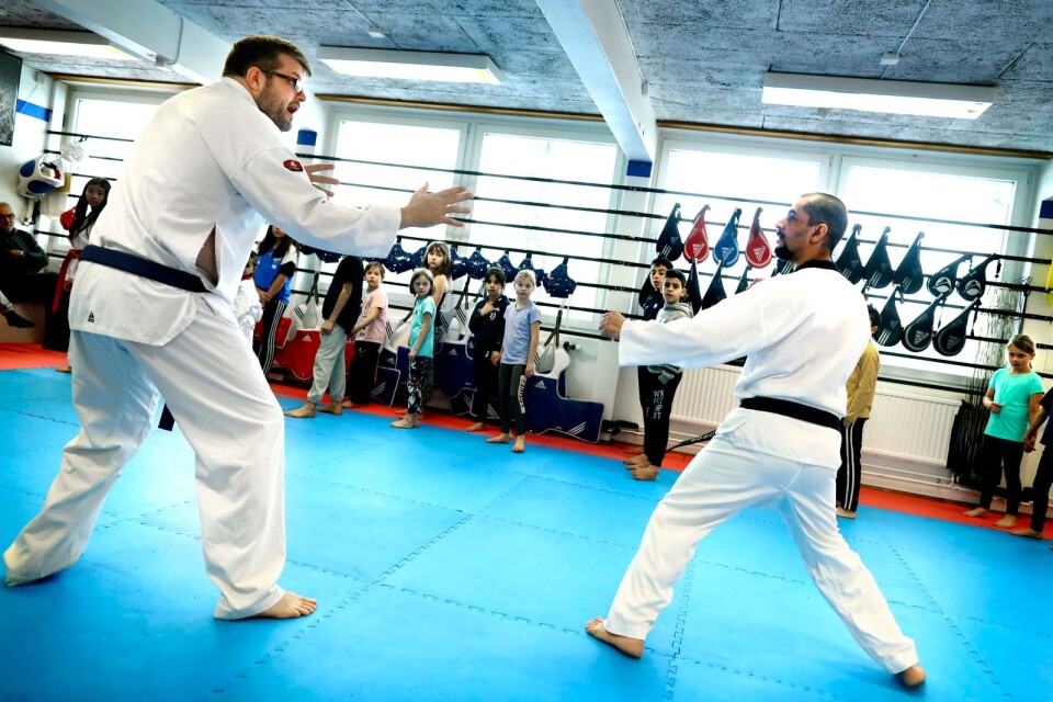 Mats Grön lär ut lite grundtekniker i Taekwondo på Yeongwon Taekwondoklubb, tillsammans med Younus.