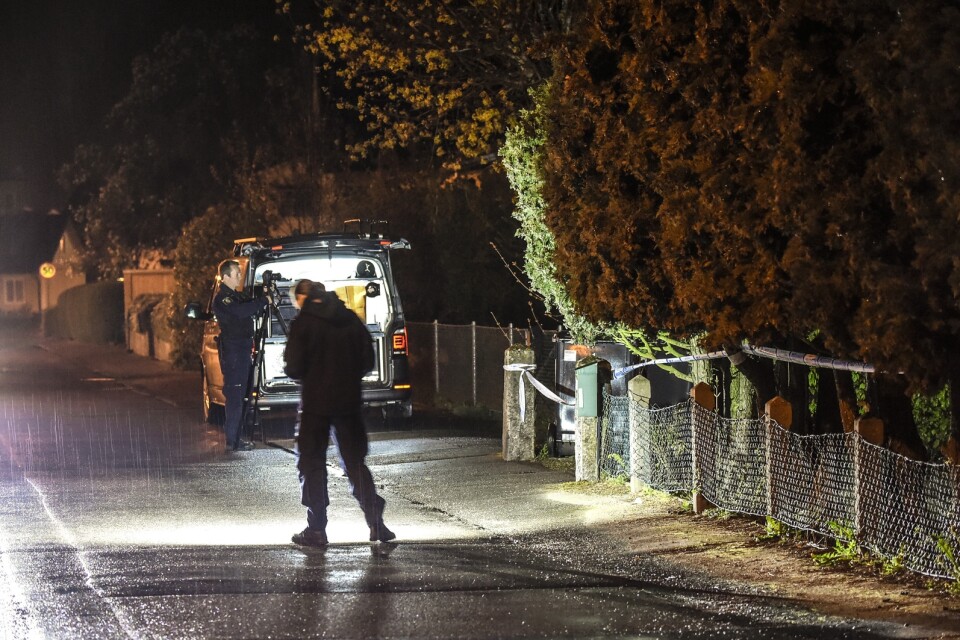 A man with gunshot wounds was found at an address in Vinslöv.