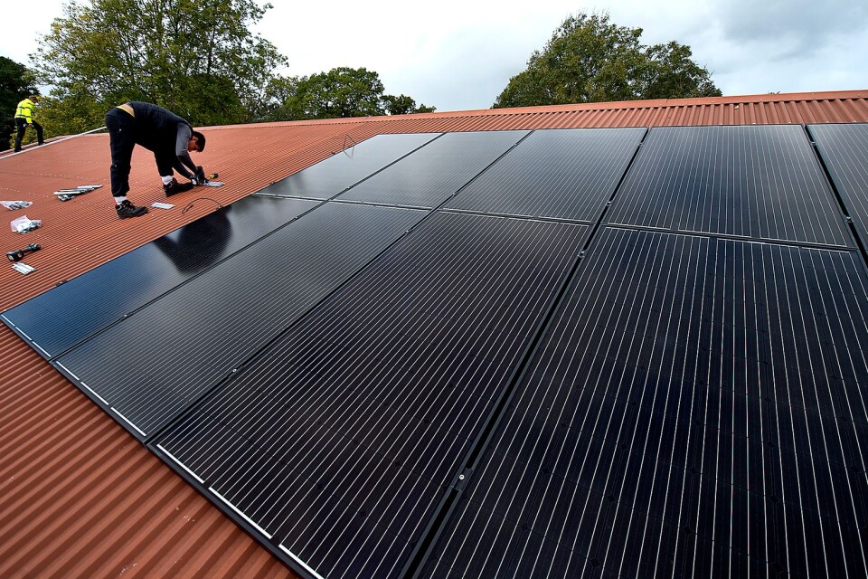 Fler åtgärder behövs för att bygget av större solkraftsanläggningar ska komma igång, menar branschorganisationen Svensk Solenergi.