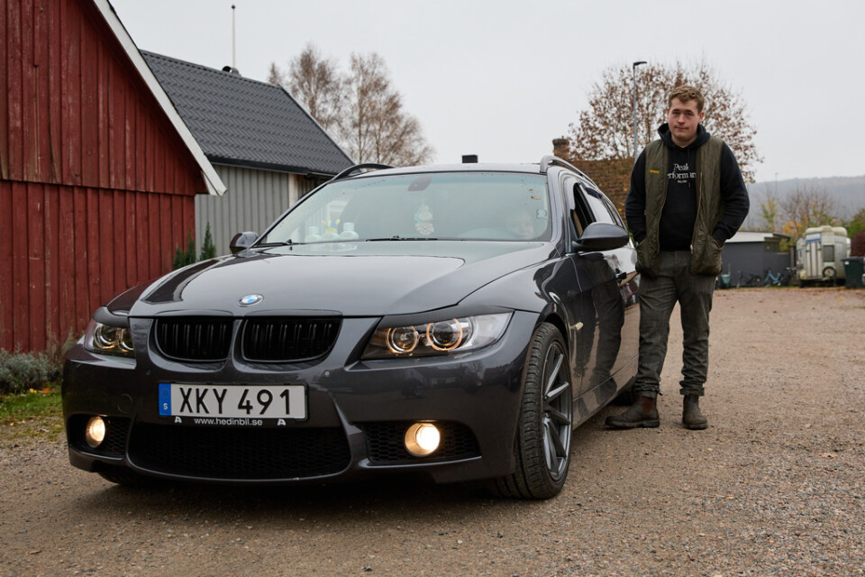 Alfred Jönsson, ordförande i Motorburen ungdom i Klippan, med sin A-traktor. Han är tveksam till att de föreslagna reglerna kommer att ha effekt.