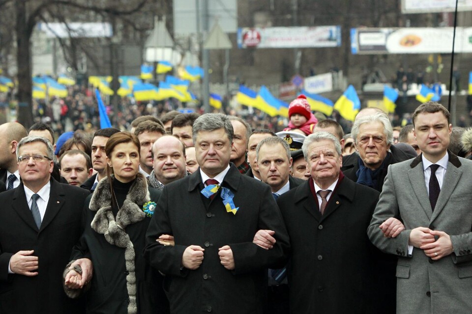 Här borde Stefan Löfven ha gått med. Ukrainas grannländer och vänner inom EU valde att vara med när minnet av de döda på Självständighetstorget högtidlighölls den 22 februari. Foto: Sergei Chuzavkov