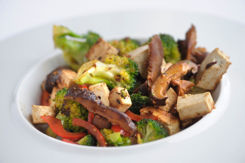 Tofu och sojabönsosten är vanliga inslag i vegetarisk kost.
 Här wokad tofu med svamp och anchochili.