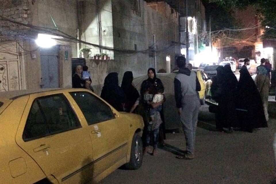 Människor tillbringar natten ute på gatorna i Bagdad efter att ha känt flera efterskalv.