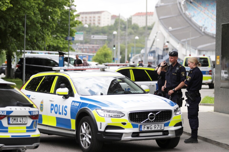 Poliser är på plats utanför Göteborgs tingsrätt efter ett bombhot.