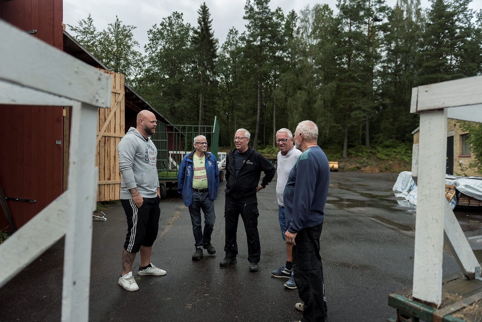 Christian Nilsson, Bo-Göran Larsson, Glenn Davidsson, Leif-Åke Larsson och Olle Davidsson tycker att det viktigaste med sitt engagemang i Bjärnumskarnevalen är att ha roligt.