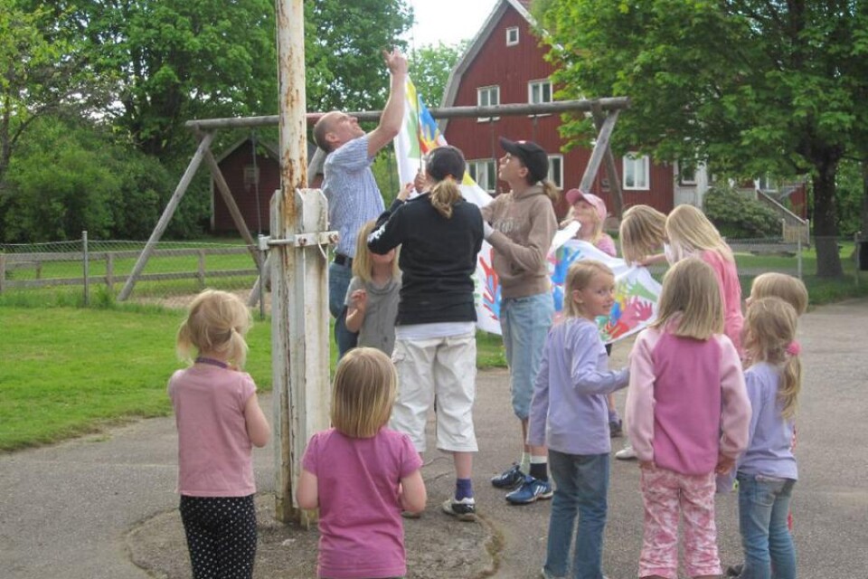 Barnen hjälpte Ingemar Kihlström att hissa flaggan med texten Det händer på Molla skola med färgglada händer som motiv.