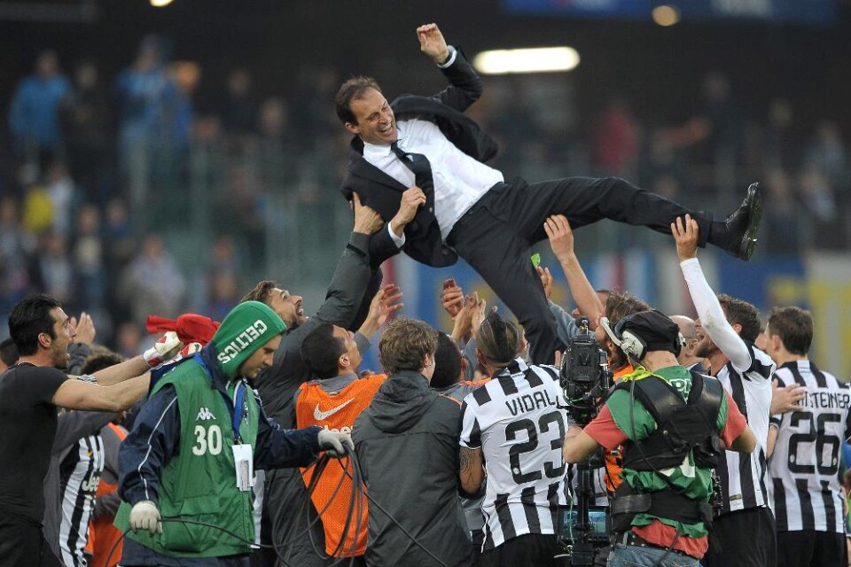 Champions League-finalisten Juventus har förlängt kontraktet med tränaren Massimiliano Allegri. Det nya avtalet sträcker sig över säsongen 2016-2017. Allegri gjorde succé den gånga säsongen - hans första i Juventus - och tog ledde laget till seger i båd