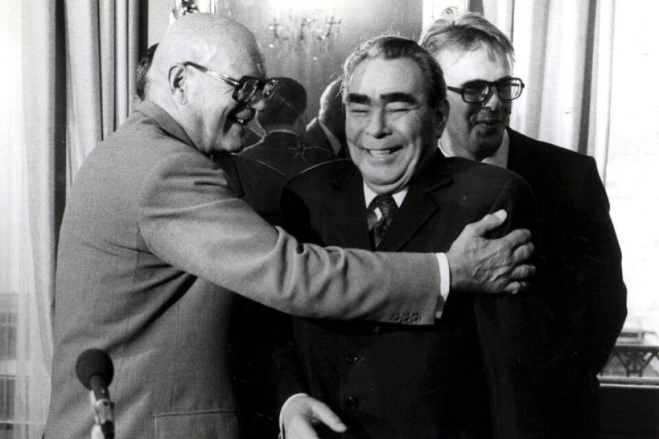 Urho Kekkonen greppar tag i sovjetledaren Leonid Brezjnev 1975.