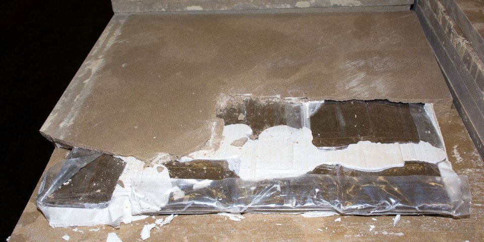 Bild på partiet som hittades i Kinna. Cannabisen låg gömd i marmorplattor och för att skydda den var den också inbäddad i gips.