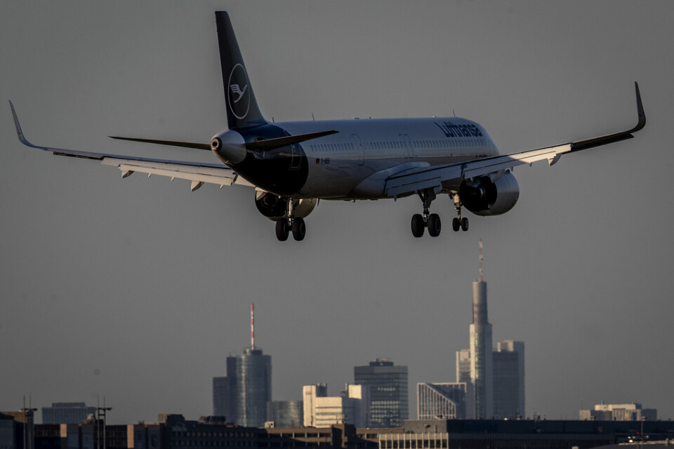 Ett flygplan på väg in för landning i tyska Frankfurt. Arkivfoto.
