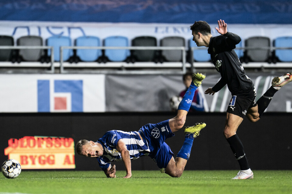 Pontus Wernbloom i IFK Göteborg faller i kamp med Örebros Deniz Hümmet. Straff tyckte Wernbloom, men så blev det inte. Göteborg knäcktes av en ny dålig start.