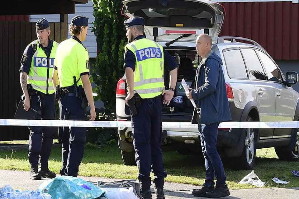 Polisen utanför ett hus i Eksjö, där en man misstänks ha försökt att mörda tre personer.