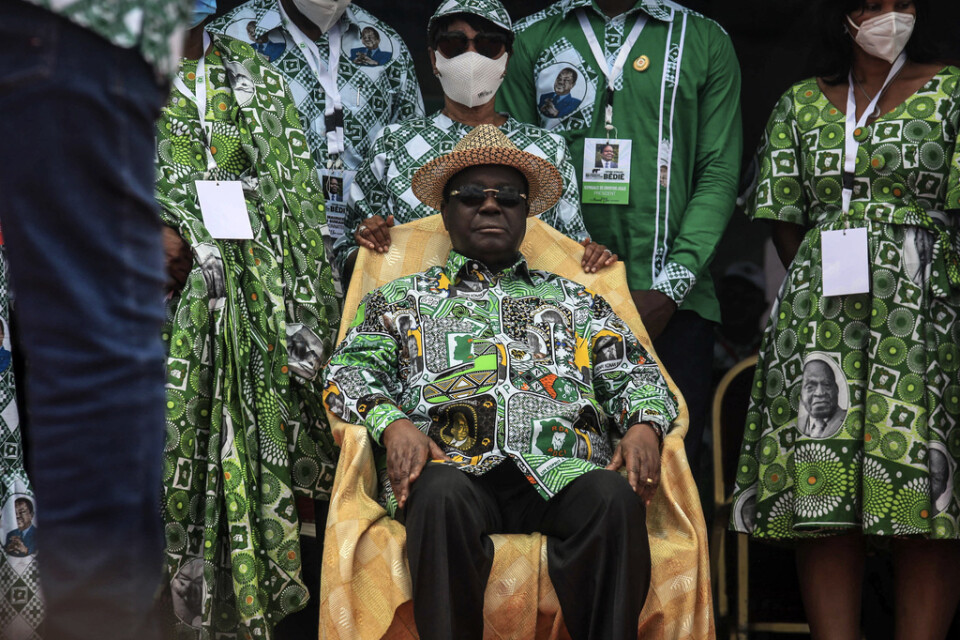 Elfenbenskustens tidigare president Konan Bedie, 86, på ett oppositionsmöte inför presidentvalet.