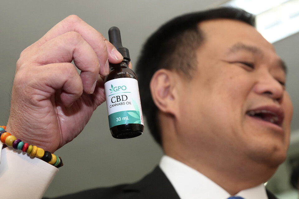 Thailands vice premiärminister Anutin Charnvirakul håller upp en femmillilitersflaska cannabisolja.