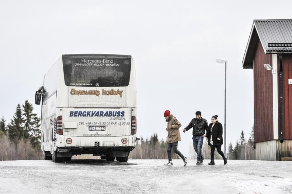 För eller emot invandring ? ungefär så ser invandrardebatten ut i Sverige, skriver ledarskribent Max Thörnqvist, som efterlyser nyanser. På bilden: flyktingar som lämna bussen vid Grytans flykting­boende utanför Östersund på fredagen.