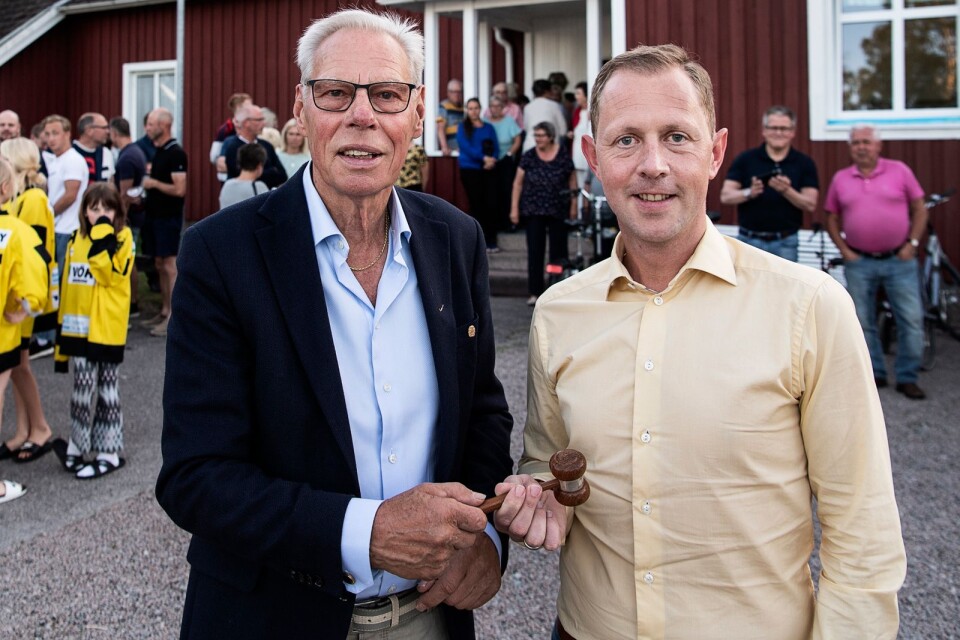 Owe Svensson slutar som ordförande i Åby/Tjureda. Johan Sigvardsson till höger tar nu överklubban.