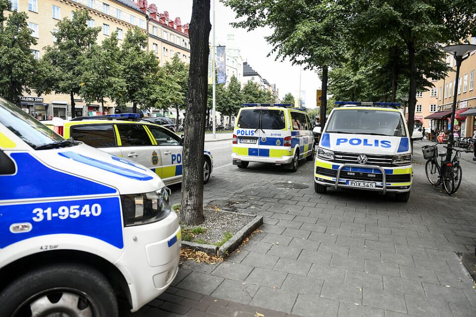Polisbilar på plats sedan en person hittats död i en lägenhet på Södermalm i Stockholm. En man som befann sig i lägenheten greps och sitter nu häktad på sannolika skäl misstänkt för mord. Arkivbild.