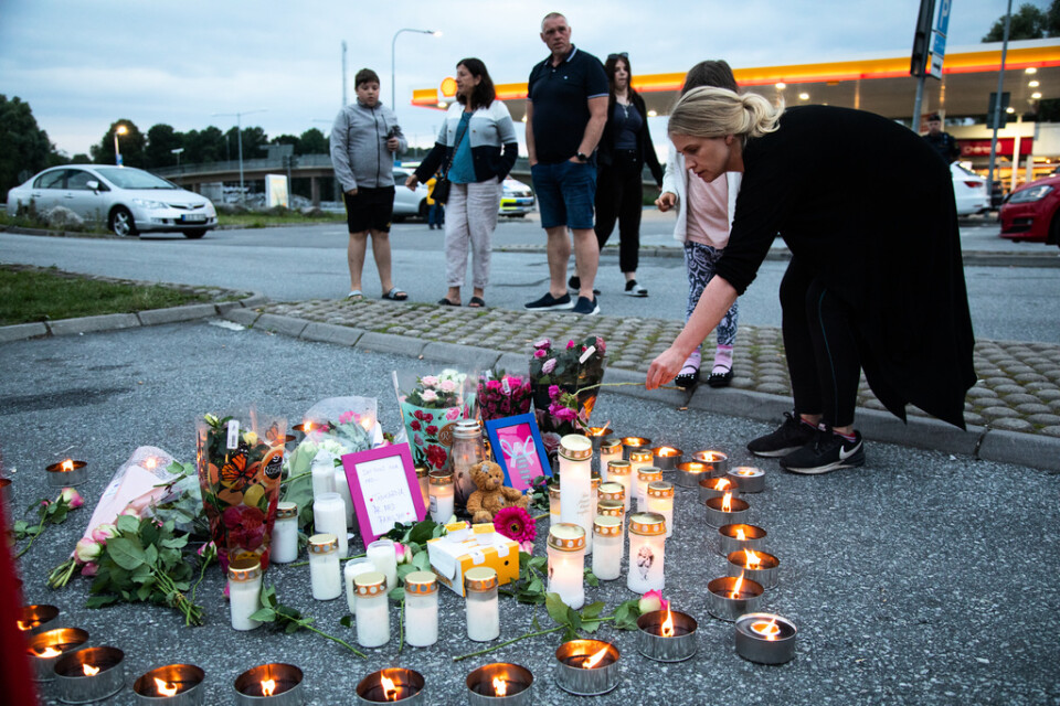 Blommor och ljus på platsen där tolvåriga Adriana dödades i Norsborg i Botkyrka den 2 augusti 2020. Arkivbild.