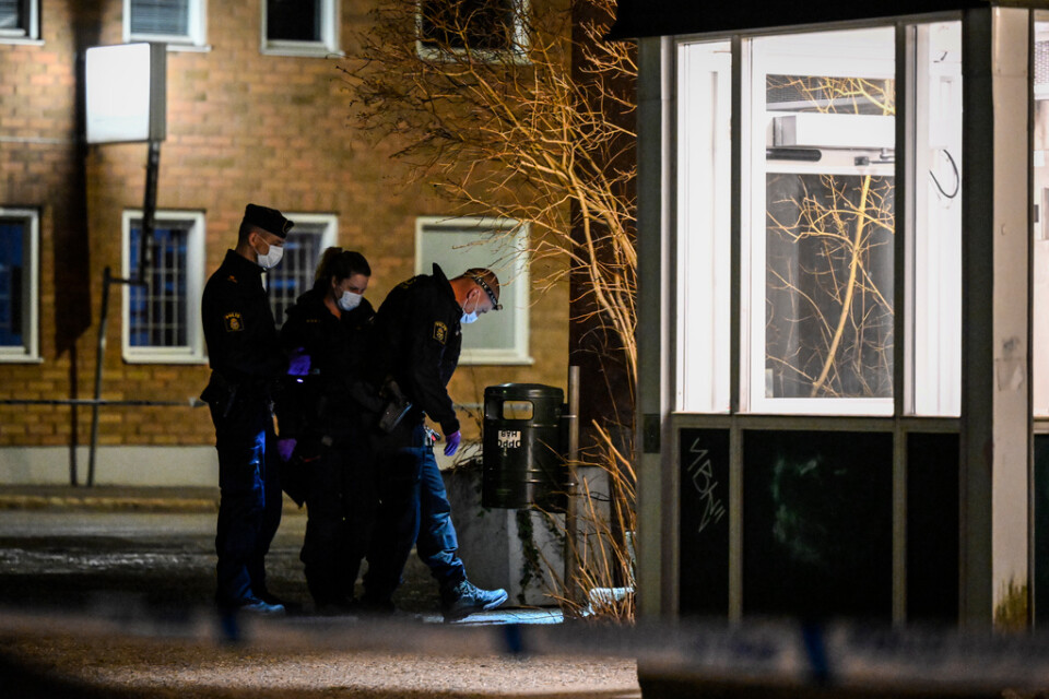 Polisens tekniker på plats i Bagarmossen i södra Stockholm där en man i 20-årsåldern misstänks ha mördats.